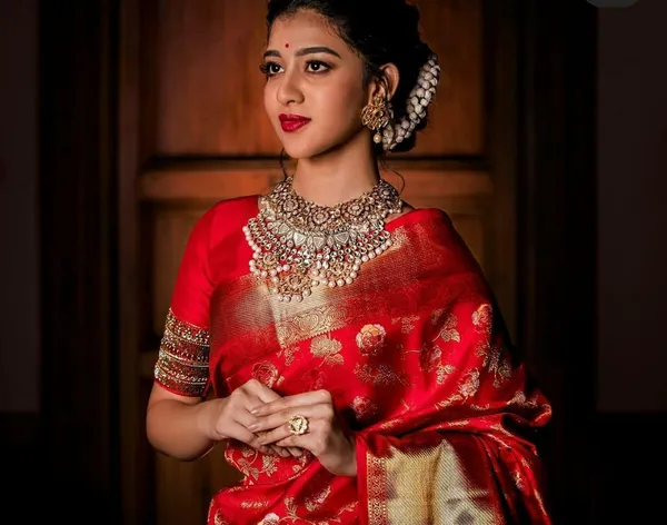 Red_Embellished_Banarasi_Jacquard_Saree_(Red)
